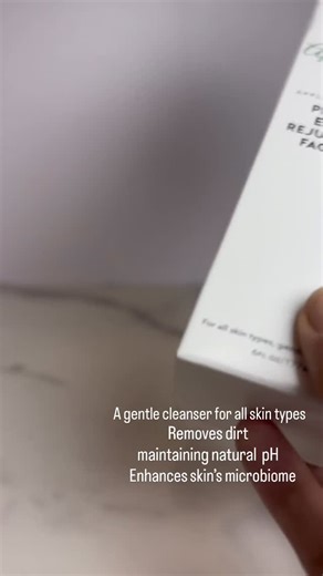 The secret to a balanced, lit-from-within glow? It’s all in the ingredients. 🍎✨ Our Applebiotic Face Wash combines the clarifying power of Apple Cider Vinegar with the soothing strength of Probiotic Extracts. It doesn’t just clean; it resets your skin’s natural ecosystem. Watch that texture melt away impurities while keeping your barrier intact. Healthy skin starts here. 🌿 #GlowGame #ProbioticSkincare #AppleCiderVinegar #SkinBarrier #CleanBeauty | AppleBiotic