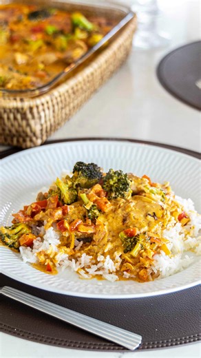 Linda Ben on Instagram: "Þegar þig langar í eitthvað djúsí, hlýlegt og saðsamt á köldum dögum, þá er þessi réttur algjörlega málið! 🍂 Úrbeinuð kjúklingalæri verða mjúk og bragðmikil í dásamlegri rjóma og pestósósu með papriku, brokkolí og hvítlauk sem gefur réttinum ljúfan og heimilislegan ilm. Nærandi réttur fyrir bæði líkama og sál. Það besta er að hann er fljótlegur, einfaldur. Þú færð þykka og bragðmikla sósu sem hentar fullkomlega með hrísgrjónum og gerir kvöldmatinn að litlu veisluborði á