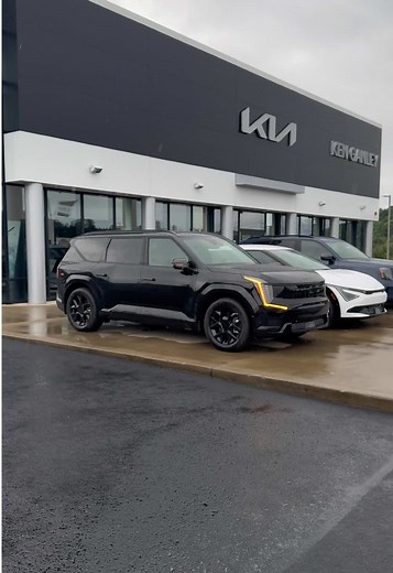 Driving in the Rain with Kia EV9