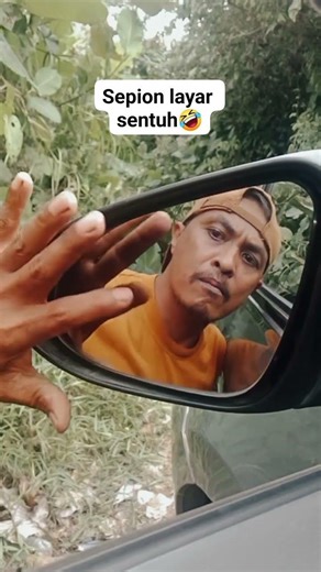 Think It's a Touchscreen Mirror?! 🤣 This Dad's Action Will Make You Laugh!