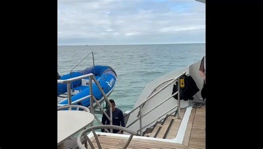 🚤🦩🦜🦀 Day 1 Arrived on the Galápagos Islands exploring my accommodation for the next few days on board a luxury catamaran taking 16 passengers, 11 crew and a naturalist guide. The ship is elegant and spacious and promises to deliver a high end experience. 🦀🦜🦩🚤 | Oasis Travel