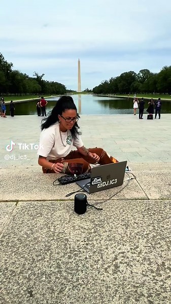 🥶Blend it baby 🤪🗣️ @@Numark ##monument##washington##washingtondc##lincoln##femaledj##djs_lovers##washingtonmonument##djic3##djice##numark##numarkdj