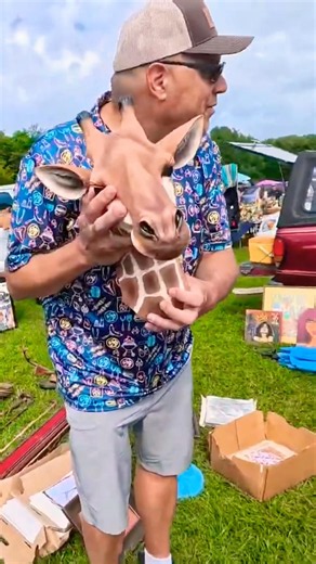 This is why I love the Elephant's Trunk Flea Market #elephantstrunk #fleamarket #giraffe