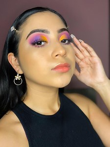 1.4M views · 52K reactions | TUTORIAL DE MAQUILLAJE NARRADO POR MI NOVIO 藍 Ver en HD Productos utilizados: Paleta splash of hues Paleta annette 69 Primer Beauty creations Base l.a colors Corrector l.a colors Paleta contornos bissu Iluminador anette 69 | Azile Cruz | Facebook