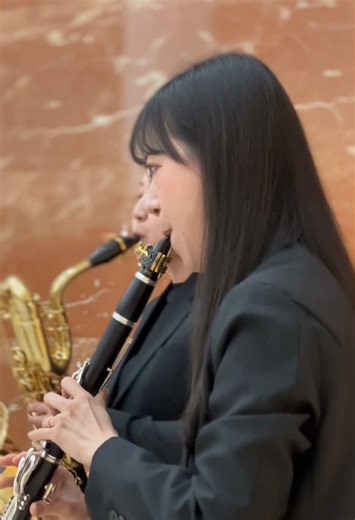 あなたの街にも、演奏をお届けできたらと思います。 “聴きたい場所”があれば、コメントで教えてください。 こども夢の商店街 東京オペラシティ（2026/02/14） テレビアニメ『おジャ魔女どれみ』OP「おジャ魔女カーニバル！！」 A.Sax. 金 樹冶 T.Sax. 加福 夏子 B.Sax. 山口 紗弥季 Cl. 青木 里緒 Per. 山口 大智 #おジャ魔女どれみ #saxophone #東京オペラシティ #windorchestra #BWO