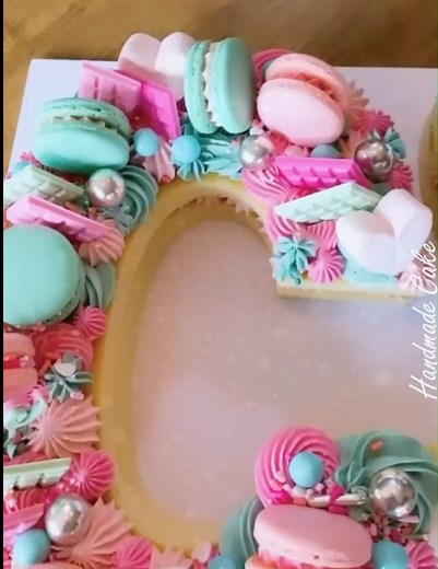 The person who recieve this cake will be over the moon 🥰 | Artist Cake Ideas