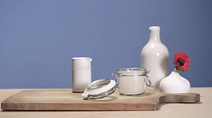 Mit diesen Duftkerzen bleiben laue Sommerabende frei von Mücken! Wir zeigen, wie ihr eure eigenen Duftkerzen aus einer Stumpenkerze einfach selber machen könnt und was ihr dafür braucht. | Living at Home