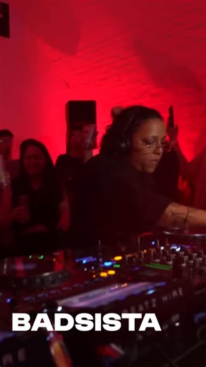 SARRAÇÃO ❌ | 😎ELE ESTÁ DE VOLTA! Para terminar 2025 com a melhor vibe do mundo: @badsista_ Badsista é um DJ e produtor que está no fronte da... | Instagram