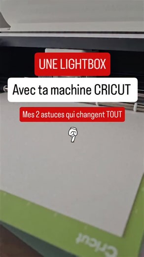 ✨ Tu rêves de faire une lightbox magique avec ta Cricut… mais tu ne sais jamais par où commencer ? Je te comprends tellement. La première fois que j’ai voulu en faire une, j’ai regardé les couches, les ombres, la lumière… et je me suis dit : “Euh… je suis censée assembler TOUT ÇA ?!” 😅 Et puis j’ai découvert que ce n’était pas si compliqué… À partir du moment où tu connais les deux secrets qui changent tout 👇 💡 Astuce n°1 : choisis un papier légèrement rigide (200–240 g) Trop fin = ça gondole