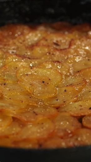 Les pommes boulangères : une recette beaucoup trop sous-côté ! 🥔🔥 - 1,5 kg pommes de terre - 10 oignons - 50g beurre - 30cl bouillon de bœuf - Huile d’olive - Thym frais - Sel, poivre noir