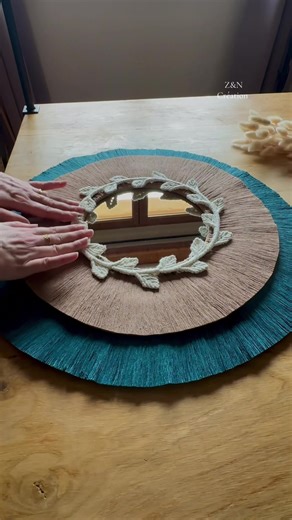 Naissance d’un miroir artisanal 🌿 Muscade & bleu canard…une harmonie qui prend vie ✨💙✨ Vous aimez cette association ? 🥰 Carine 🧚‍♂️ ✨Artisane d’art✨ Tisserande en macramé. 📍Occitanie ⁣⁣⁣⁣⁣⁣⁣⁣⁣⁣⁣⁣⁣⁣⁣⁣⁣⁣⁣⁣⁣⁣⁣⁣⁣⁣⁣⁣⁣⁣⁣⁣⁣ ⁣⁣⁣⁣ #FaitMainAvecAmour #CréationArtisanale #ArtisanatFrançais #FaitMainFrance #MacraméArt Macramé Design Tissage Mural Décoration Bohème