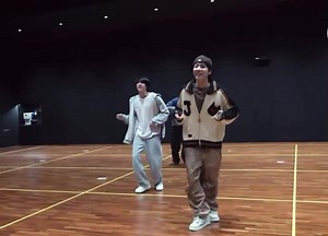 423K views · 10K reactions | hobi praising jin while they were practicing sweet dreams dance challenge 凉 | Gummi SJ | Facebook