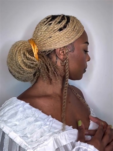 She wanted color… but still natural.✨ So we used kinky bulk in (insert color blend). View more colors on the QVR website. Link in bio. #qvrhair #qvr #protectivestyle #MiniTwists #TWISTS #kinkybulkhair