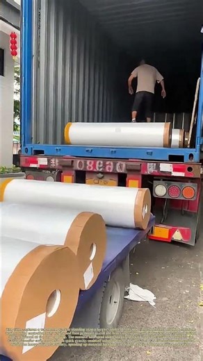 Rolling Bulk Film Rolls: Gravity‑Guided Unloading of Industrial Packaging Materials