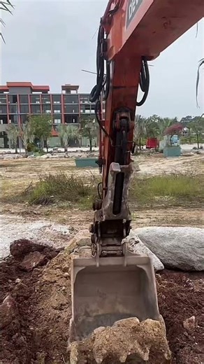 Máy xúc múc đất trong sân trường #maymuc