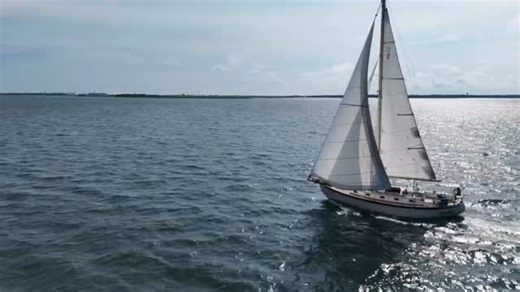 Friends! Today we have a Baba 35 — a classic bluewater cruiser for $74,995. 📍 Beaufort, NC ⛵ 35 ft | Draft 5.5 ft | Beam 11.17 ft ⚓ Full keel | 21,140 lbs 🔧 Universal 5432, 32 hp (1986) 💧 Fuel 30 gal | Water 100 gal Step aboard and you instantly feel at home. Robert Perry’s design is loved for its timeless atmosphere and beautiful woodwork. The long keel keeps her steady offshore, yet she’s easy to handle in tight harbors. 🌊 Sails: furling genoa, staysail, fully-battened main 📡 Nav: Garmin 