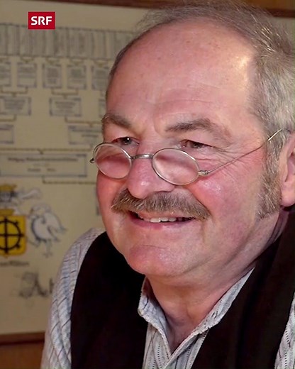 271K views · 5.3K reactions | Wie oft schreibst du in unserer digitalisierten Zeit noch von Hand? Der Emmentaler Fritz Tschanz jeden Tag. Der ehemalige Bauer ist nämlich hauptberuflich Kalligraf – oder wie er sich selbst lieber nennt: Schönschreiber. Für seine Kund*innen gestaltet er Visitenkarten, Weinetiketten oder Stammbäume – und das alles ohne Computer. | SRF Gesichter & Geschichten | Facebook