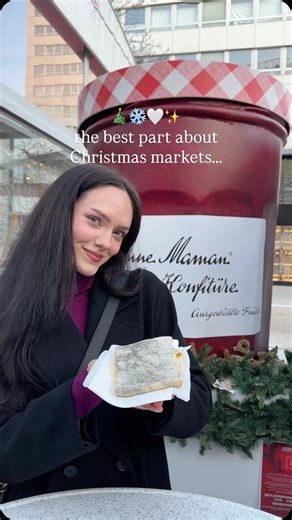 Isabel Kullmann on Instagram: "The best part about Christmas markets? Definitely the food. 🤍 AD | While strolling through the Winter Village on Königsallee in Düsseldorf, I stopped by La Bonne Crêperie by @bonnemaman_de - and it was SO good. Freshly made crêpes, so many flavors to choose from, and the cutest little stand that instantly feels cozy and festive. Exactly the kind of winter treat you want on a cold evening 😍🍓🍫 📍 La Bonne Crêperie Winter Village, Königsallee Düsseldorf 🗓️ open u
