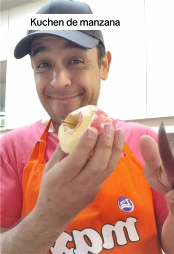 Receta de kuchen de manzana canela nuez! Masa: 2 huevos 3/4 taza de azúcar 120 gr de margarina 1 taza y media de harina 1/2 cucharada de polvo de hornear 1 cucharada de vainilla 2 cucharadas de agua o leche líquida si es necesario Relleno: 4 o 5 manzanas rojas 2 cucharadas soperas de azúcar 1 cucharada de mantequilla 100 gramos de nueces picadas 1 cucharada de canela molida La masa se debe hornear sola unos 15 min, sacar y rellenar y poner tiritas de masa y hornear unos 30 min aprox con horno 17