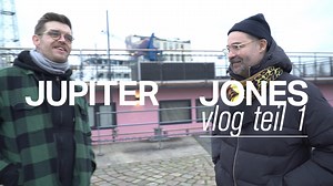 Vergangene Woche haben wir unser erstes Konzert auf dem Hausboot von Fynn Kliemann und Olli Schulz gegeben, das heute Abend bei Twitch als Livestream ausgestrahlt wird. Werft jetzt exklusiv einen Blick hinter die Kulissen in unserem Vlog (Teil 1): https://youtu.be/3OPsws-c4Sk Das komplette Konzert heute um 19 Uhr im Amazon Music Livestream auf Twitch: https://twitch.app.link/e/SLPHY1SDj9 | Jupiter Jones