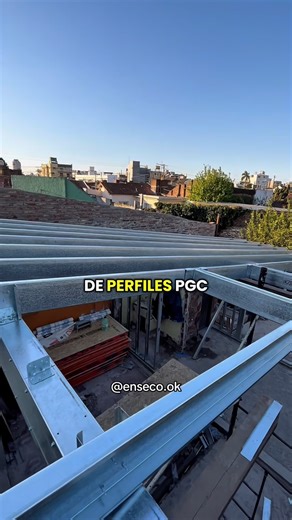 enseco on Instagram: "¿Cuánto cuesta hacer un techo de calidad con Steel Frame? Precio aproximado de una cubierta a dos aguas de 120m2 hecha con el sistema Steel Framing, pensada para durar, rendir y aislar como corresponde. Esta hecha con: 👉Perfiles PGC de 150 mm, más PGC y PGU para vigas 👉 Vigas Tubos y todos los accesorios del sistema 👉Placa OSB 11.1 mm 👉Barrera de agua y viento Typar 👉Clavaderas con perfiles PGO 👉EPS entre clavaderas 👉Chapa acanalada prepintada negra 👉zinguerias cali