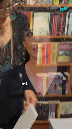 "Todos podemos ser raros para los demás, y eso es bueno. Es lo que nos hace únicos". La ilustradora mexicana Valeria Gallo nos presenta su libro-álbum 'Raros' Editorial Océano de México. Una reflexión sobre la diferencia y la posibilidad de encuentro entre quienes parecen no tener nada en común. 🔗Puedes ver la entrevista completa en nuestra web: https://librotea.com/estanterias/raros-valeria-gallo-libro-silente-diversidad-identidad | Librotea