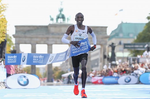 Kipchoge breaks marathon world record in Berlin with stunning 2:01:39 | REPORT | World Athletics