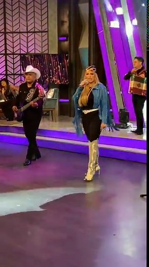 "200 copas", una gran interpretación del @grupolmt . Un éxito en #CorazónGrupero. ❤️🤠🎙️ | Corazón Grupero