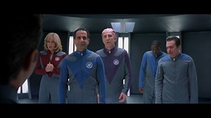 Galaxy Quest《驚爆銀河系》/ 1999 美國知名演員 Tim Allen、Sigourney Weaver、Sam Rockwell&英國已故演員 Alan Rickman領銜主演，美國籍知名電視劇導演"Dean Parisot"所執導的太空/科幻/諧仿/喜劇片。 科幻影集《Galaxy Quest》已停播二十年，仍深受死忠粉絲喜愛，演員們的事業卻也因此停滯不前，工作時經常發生口角衝突。在一次粉絲見面會上，一群自稱"賽米安星人"的怪咖，找上飾演指揮官的"Jason(Tim Allen 飾)"，請他來解救賽米安星球的危機。Jason一開始不以為意，隔天宿醉醒來被載到太空站時，還以為是在演戲，直到被光速傳送回地球，Jason才發現自己的無心之過竟引發一場宇宙戰爭。隔天，同劇組演員 Gwen(Sigourney Weaver 飾)、Alexander(Alan Rickman 飾)、Guy(Sam Rockwell飾)、Tommy、Fred等人，也被傳送到太空站。一群人的溝通不良，惹火了敵方首領"Sarris"，太空船"保護者號"因此遭砲擊失去動力。眾人事後前往一顆荒蕪的行星，歷
