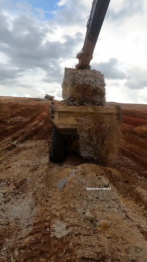 Digging a pond in a 470 #excavationlife #excavator #heavyequipmentoperator #heavyequipment #excavator #