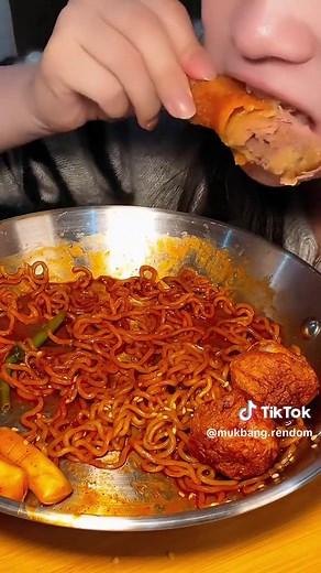 #mukbang #spicynoodles #ramennoodles #eatingsounds