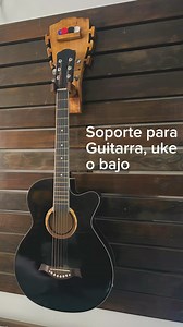 Momento musical en carpinteros de laboratorio!!! 🎶🎼 Les dejo esta idea sencilla que sirve para colgar la guitarra, uke o bajo… ❤️ideal para espacio pequeños como departamentos o habitaciones. Aquí no hay medidas ni planos, dependerá de cada instrumento. En este caso utilice una tabla de 2 pulgadas que me había quedado de un trabajo. Para el diseño elegí dibujar el clavijero o cabeza de una guitarra. El soporte donde asentara el instrumento (tipo Y) lo hice a medida y les recomiendo que midan e