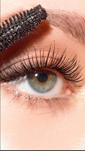 Lash curler hack that actually works 😍 #MakeupHack #BeautyTip
