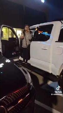 Lady park illegally in a Handicap ♿️ park