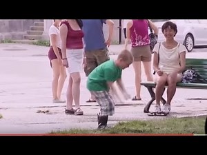 【海外おもしろドッキリ】少年が水たまりで遊んでいると