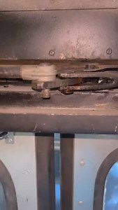 Anteriormente a porta traseira ficava assim: Uma não abria e nem fechava totalmente. | Ciferal Tocantins 47644 - 1979