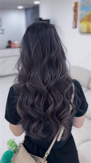 INFINITY PROFESSIONAL HAIR STUDIO | 低饱和冷灰 balayage 不显黄、不显脏 不怕长、不怕褪 光线下若隐若现 高级又耐看🤩 INFINITY一站式变美服务 美发｜美甲｜化妆｜嫁接睫毛｜纹绣眉/美瞳线 Open Online booking 📲Whatsapp number✨ 0197283128 📲... | Instagram