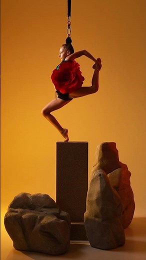 🇺🇦 Model poses for photoshoot📸 Hairhang. Model Alina