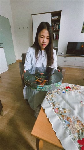 Unsere Musiktherapeutin Dr. Kim zeigt uns die Ocean Drum 🌊 Ein faszinierendes Percussion-Instrument, das durch kleine Stahlkugeln im Inneren Meeresrauschen erzeugt. Wenn man die Augen schließt, kann man sich auf ganz wunderbare Traumreisen begeben und diesem tristen Wetter hier für einen kleinen Augenblick entfliehen. Achtsamkeitsübungen dieser Art sind ein tolles therapeutisches Mittel. #thoraxfamily | Thoraxklinik Heidelberg