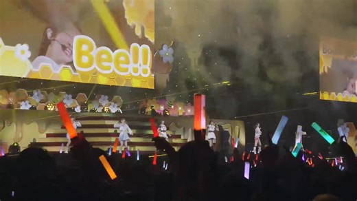 🌈#虹ブンブンビー_day2🌈 Boooooom Boooooom Bee!! 今天也要讓虹咲的彩虹 盛開到世界的盡頭 ​ ​ 牽牛花（アサガオ）： 前田佳織里（飾演櫻坂雫）、鬼頭明里（飾演近江彼方） 仙人掌（サボテン）： 林鼓子（飾演優木雪菜）、內田秀（飾演米雅·泰勒） 木槿（ハイビスカス）： 村上奈津實（飾演宮下愛）、法元明菜（飾演鐘嵐珠） ​ ​ #lovelive #虹ヶ咲 | Love Live！School idol project 學園偶像同好會