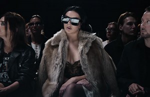 Charli XCX si dà alla moda nel video di ‘SS26’ | Rolling Stone Italia