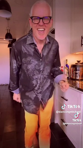 You Make Me Feel Like Dancing - Leo Sayer smash dedicated to @usersheliacrenshsw - Get upmand dance everybody! #dance #oldschooljams #dancingmichael