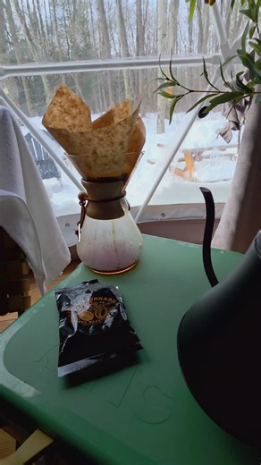 Morning brews hit different Fresh air, slow pours, perfect coffee ☕🌲Chemex at Ferncrest Campground=Elite⛺️ @Ferncrest @chemexcoffeemaker #EmClimaUltraLeve