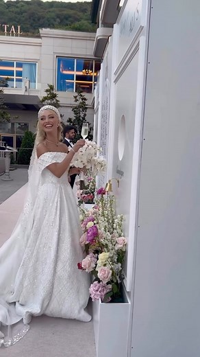 P E R S I A N W E D D I N G on Instagram‎: "عروس زیبای ایرانی ✨ Beautiful Persian Bride Follow @persianweddingss for more wedding inspiration #persianwedding #persianweddings #persian #iran #عروسی #عروس #میکاپ #لباس_عروس #بازدید_عروس #beautiful #love"‎