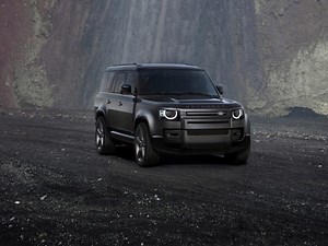 Land Rover Defender 2024: debuttano le nuove varianti Outbound e V8 [FOTO]