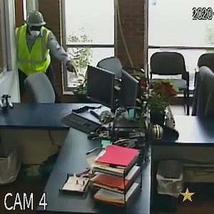 15K views · 106 reactions | BREWERY ROBBERY: Houston police are looking for this crew seen robbing a credit union inside a brewery on the east side Read more: chrn.cl/2Zg7Iwh (Video courtesy Houston Police Department) | Chron | Facebook