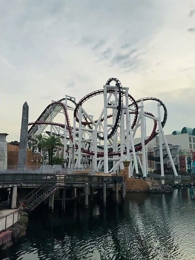 Battlestar Galactica: HUMAN vs CYLON - Ultimate Roller Coaster Duel at Universal Studios Singapore
