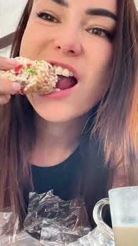 This Indonesian snack reminds me of a fancy rice crispy log 🍭