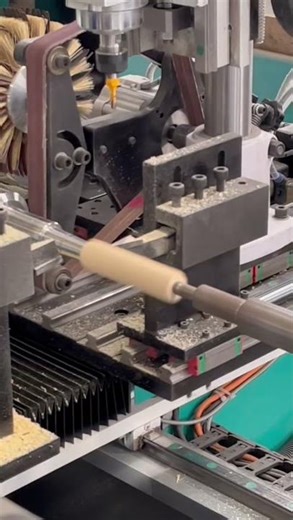 Auto feeding CNC wood lathe processing small wooden parts: turning, sanding, and drilling in one go!