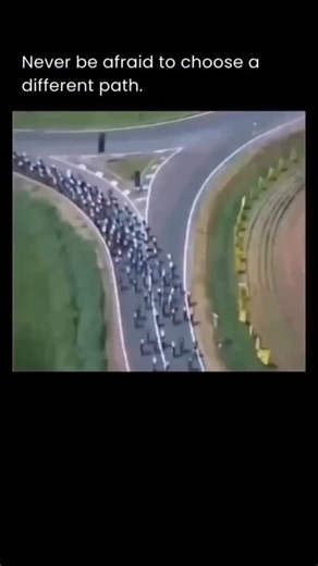 Cosmic.Know on Instagram: "A stunning video 💫that resurfaced online captures one of the boldest and most memorable moments of Lance Armstrong's career in the Tour de France. In the middle of a fierce stage, as riders approached a massive roundabout, Armstrong made a split-second decision that shocked everyone watching: instead of following the pack, he cut through the opposite side, riding directly against the flow. The risky yet calculated move allowed him to gain crucial positions and overtak